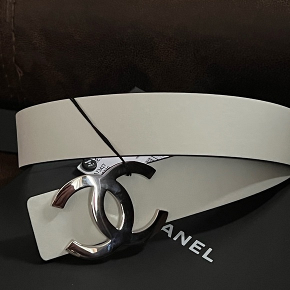 CHANEL ❤️🔥❤️🔥NEW CC LOGO REVERSIBLE BLACK AND WHITE LEATHER BELT Size 80 - Picture 4 of 16